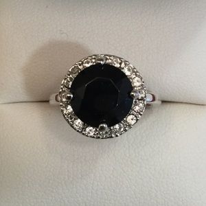 Halo ring, black main stone. Size 6
